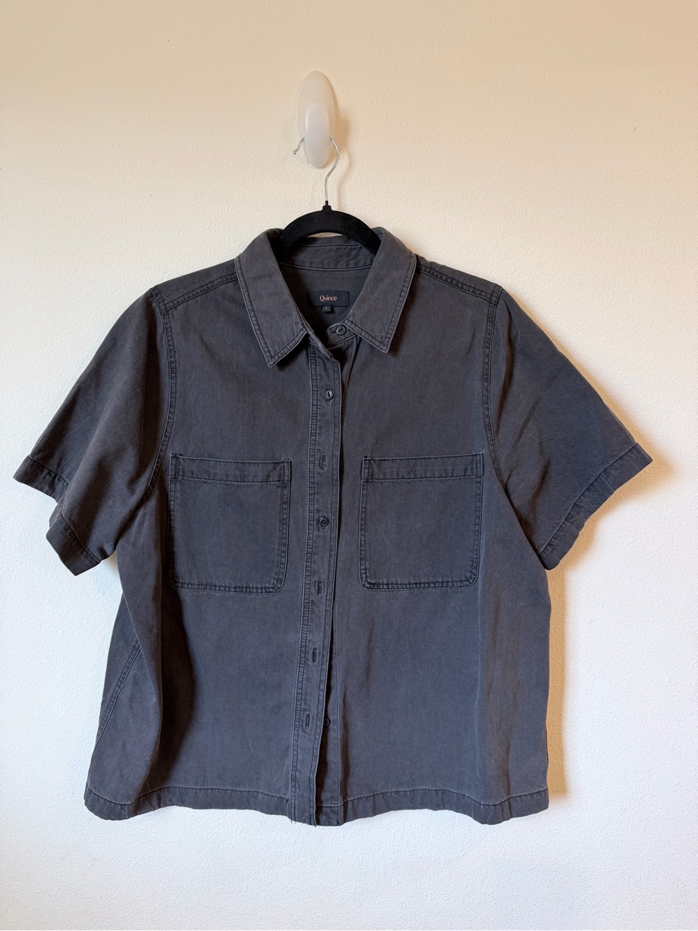 Quince Short Sleeve Button-Down Shirt in Charcoal